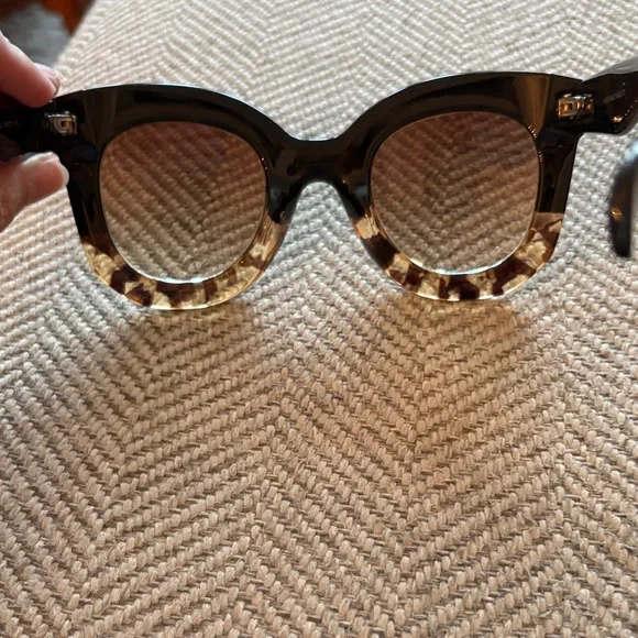 Stylish Black and Tortoise Sunglasses - Picture 3 of 5